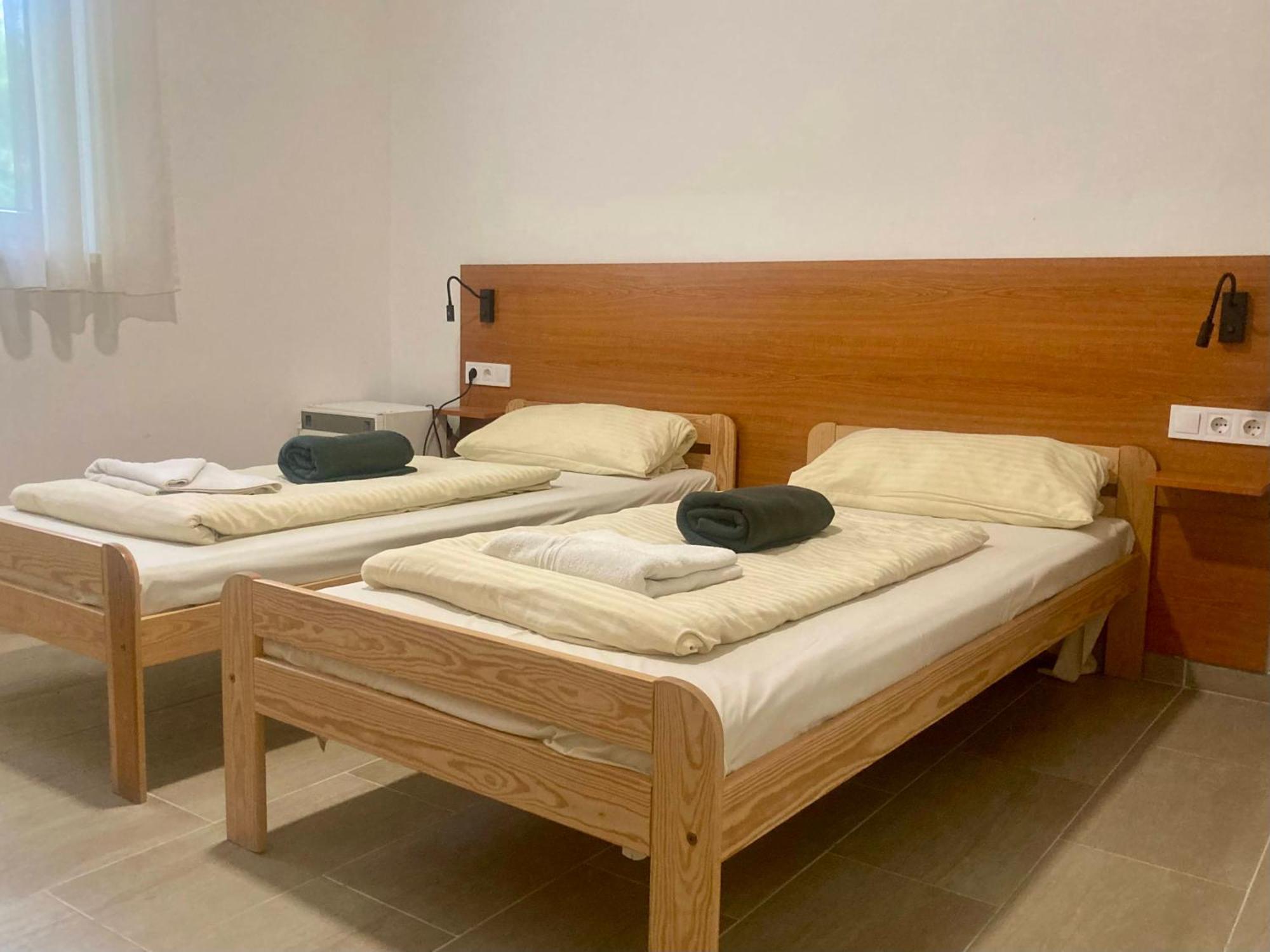 Oereg-To Youth Hostel 터터 외부 사진